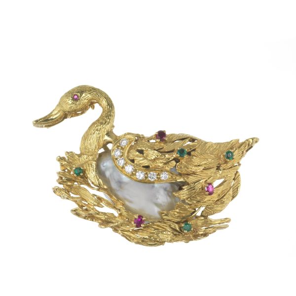 SWAN-SHAPED BROOCH IN YELLOW GOLD