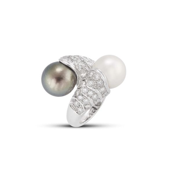PEARL AND DIAMOND CONTRARIE RING IN 18KT WHITE GOLD