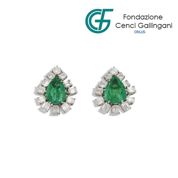 



EMERALD AND DIAMOND DROP EARRINGS IN 18KT WHITE GOLD