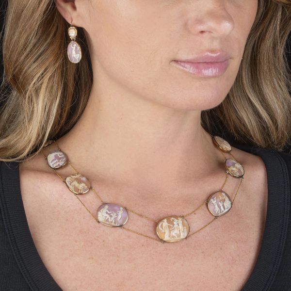 ANTICA DEMI PARURE CON CAMMEI