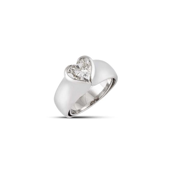 HEART-SHAPED DIAMOND RING IN 18KT WHITE GOLD