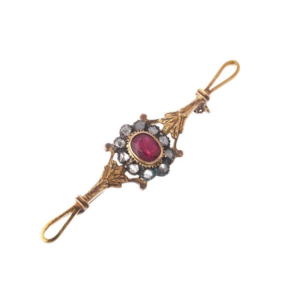 



RUBY AND DIAMOND BARRETTE BROOCH IN GOLD AND SILVER