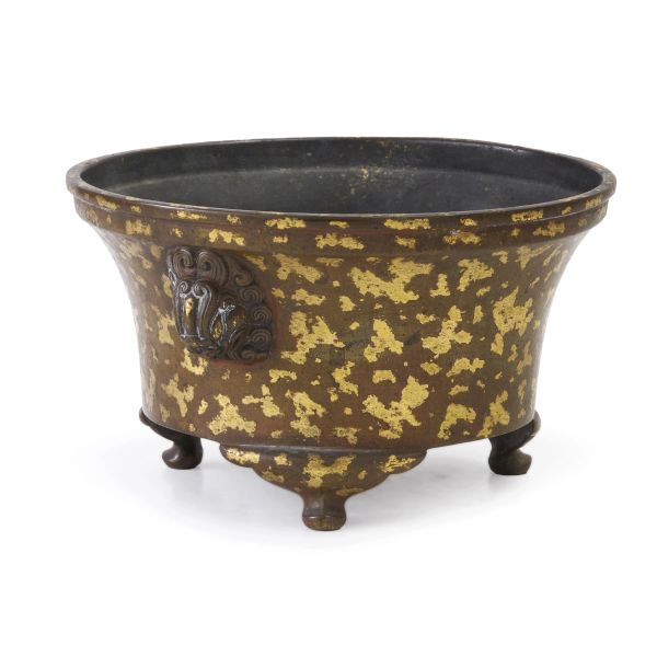 



A BRONZE CENSER WITH SPLASHED GILT DECORATION, MARK 'XUANDE', CHINA, QING DYNASTY , SEC.XVII