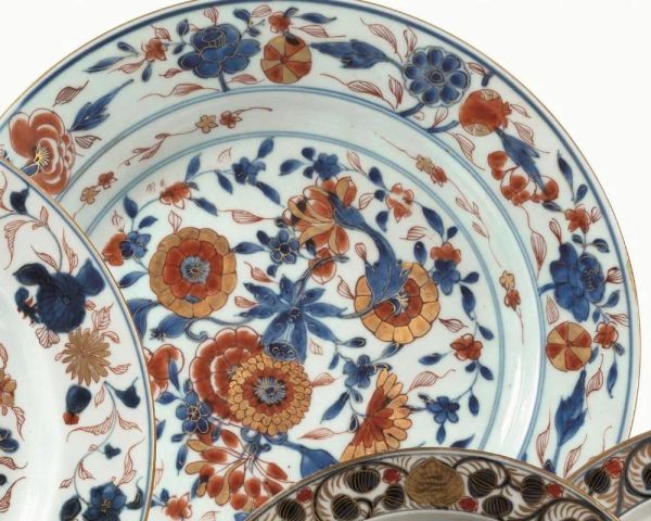 Piatto Cina sec. XVIII, in porcellana imari, decorato a motivi floreali, diam cm 35