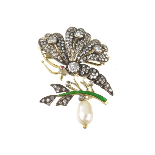 BUTTERFLY-SHAPED DIAMOND BROOCH IN GOLD AND SILVER