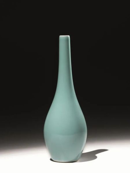 Vaso da ikebana, Giappone sec. XX , a bottiglia, in porcellana verde pallido, alt. cm 23