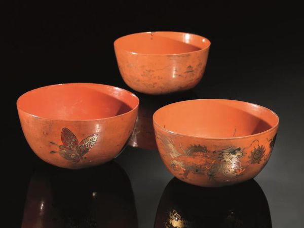  Tre ciotole, Giappone sec. XIX , in lacca arancione, decorate a paesaggio, figure e
