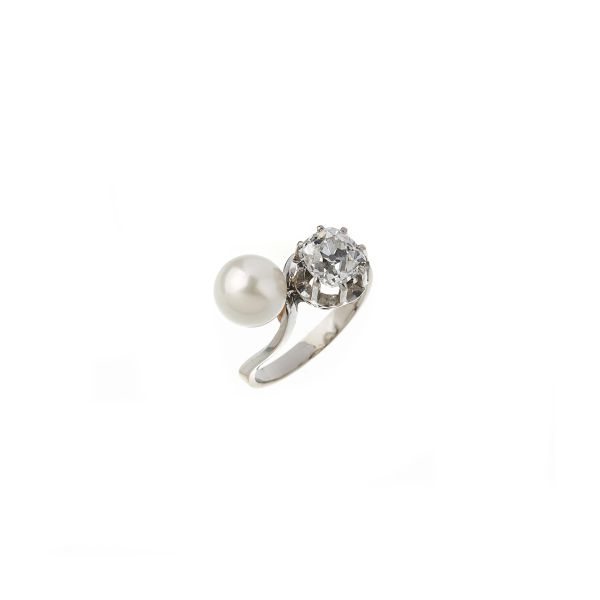 



PEARL AND DIAMOND CONTRARIE RING IN 18KT WHITE GOLD