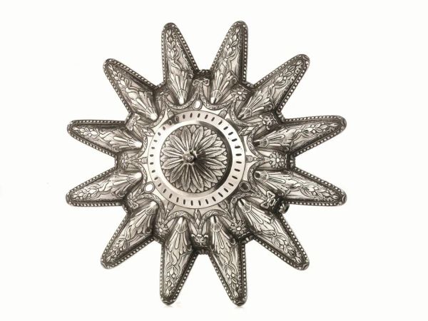 Coppa per lampada a sospensione, sec. XIX, di forma a stella, in argento sbalzato e cesellato a fiori  [..]