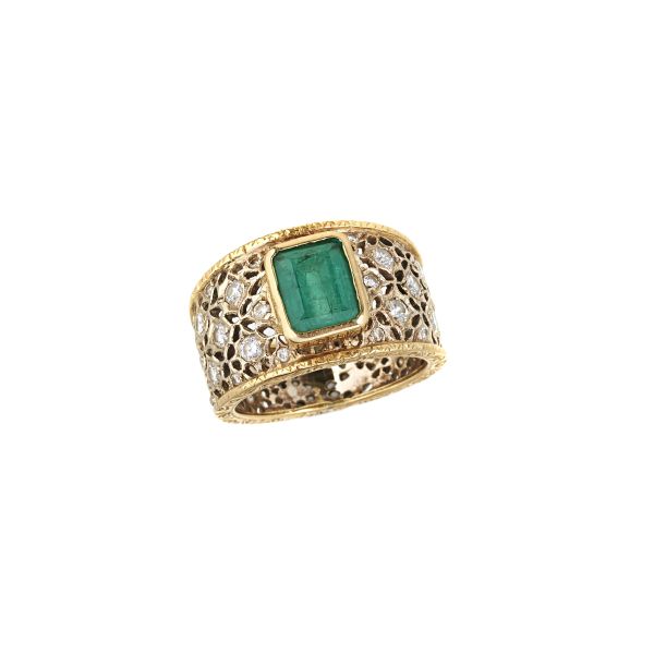 



EMERALD AND DIAMOND BAND RING IN 18KT TWO TONE GOLD