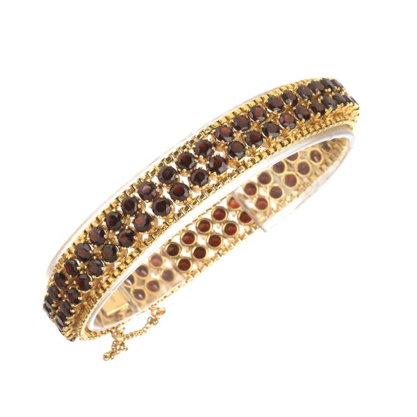 GARNET BAND BRACELET IN 18KT YELLOW GOLD