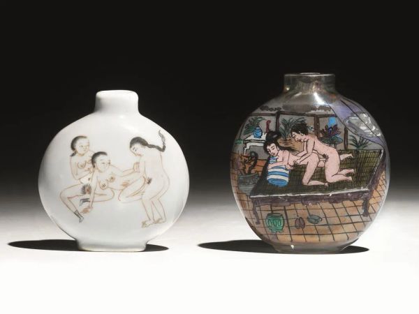  Due snuff-bottles, Cina fine dinastia Qing,  a soggetto erotico, una