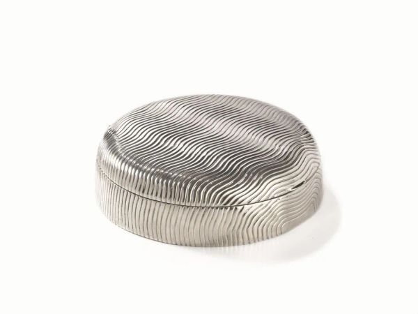  Scatola da tavolo,  in argento, decorata a motivi ondulati, diam. cm 17,5, g 650