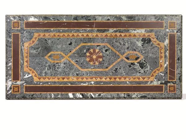Piano in commesso di marmi policromi, su base in breccia di marmo verde con intarsi in diaspro e marmo giallo a motivi geometrici, cm 191x95