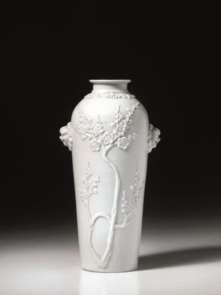  Vaso meiping Cina dinastia Qing, sec. XVIII,   in porcellana blanc de Chine, finemente decorato a rilievo con ramo di pesco, anse leonine, alt. cm 22