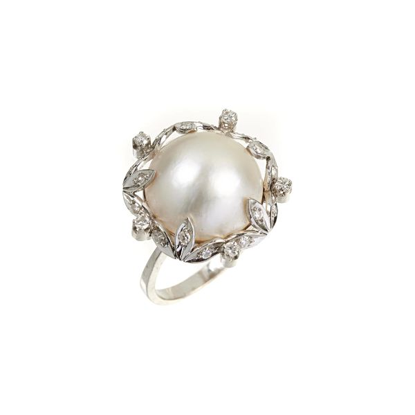 



DIAMONDS AND MABE PEARL RING IN 14KT GOLD