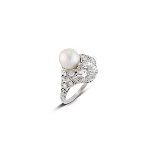 



DIAMOND AND PEARL RING IN 18KT WHITE GOLD