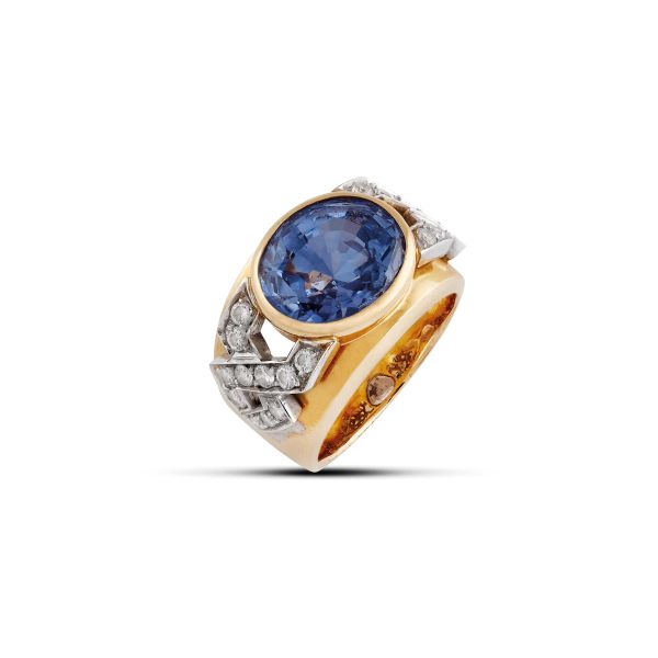 



ANELLO A FASCIA CON ZAFFIRO CEYLON E DIAMANTI