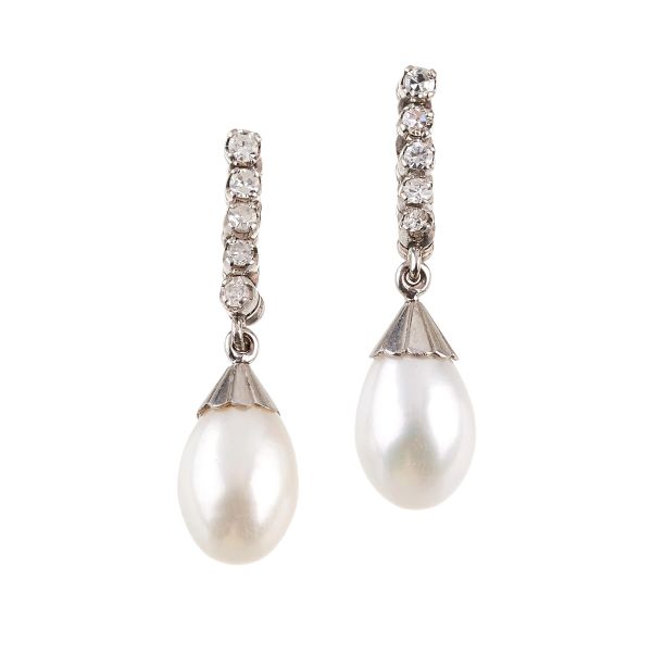 



PEARL AND DIAMOND DROP EARRINGS IN 18KT WHITE GOLD