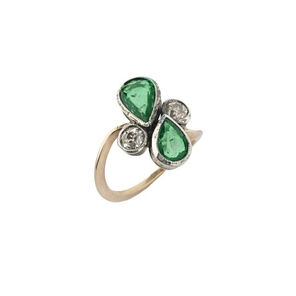 EMERALD AND DIAMOND CONTRARIÉ RING IN SILVER AND 9KT WHITE GOLD