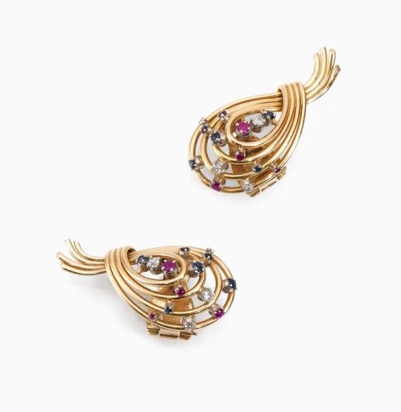  Paio di orecchini a clip, anni '60, in oro rosa, rubini, zaffiri e diamanti 
