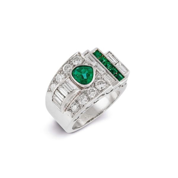 



EMERALD AND DIAMOND BAND RING IN 18KT WHITE GOLD