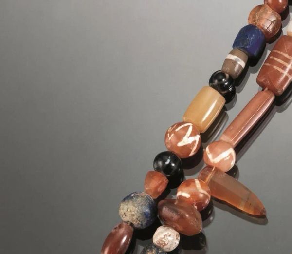  Una collana in corniola, agata, lapislazzuli e cristallo di rocca 