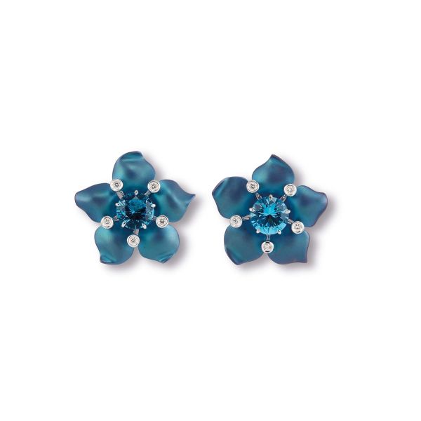 Margherita Burgener - 



MARGHERITA BURGENER PAIO DI ORECCHINI CON ZIRCONI BLU E DIAMANTI