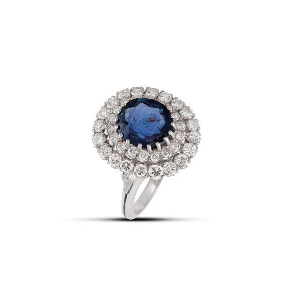 



BURMESE SAPPHIRE AND DIAMOND RING IN 18KT WHITE GOLD