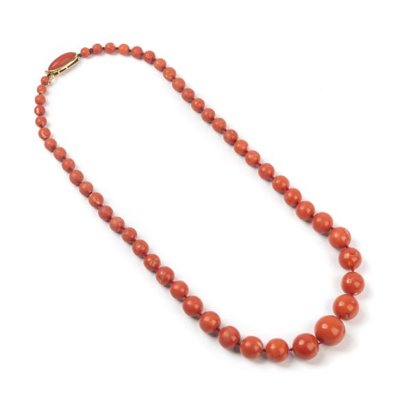 



LUNGA COLLANA IN CORALLO