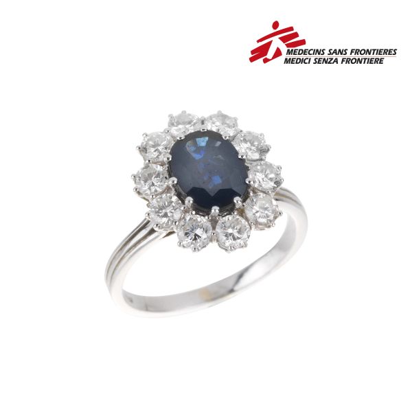 MARGUERITE-SHAPED SAPPHIRE AND DIAMOND RING IN 18KT WHITE GOLD