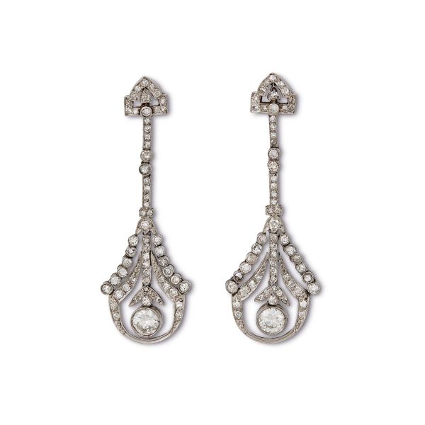 



PAIR OF LONG DIAMOND EARRINGS 