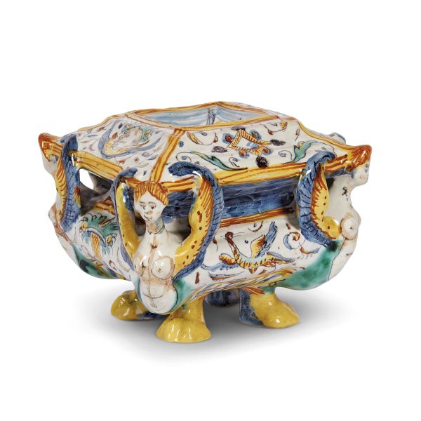 A SALT CELLAR, DERUTA, FIRST HALF 17TH CENTURY 