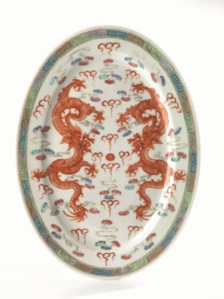 Piatto ovale, Cina periodo Guangxu, in porcellana, decorato con due draghi