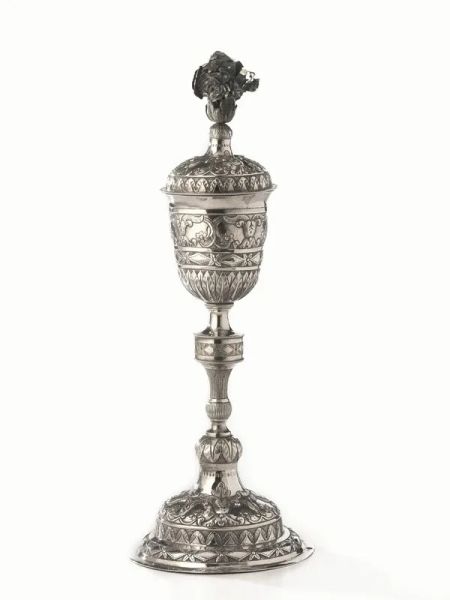Calice con coperchio, Torino, 1820 circa, in argento, base circolare bombata e sbalzata con nastro di  [..]