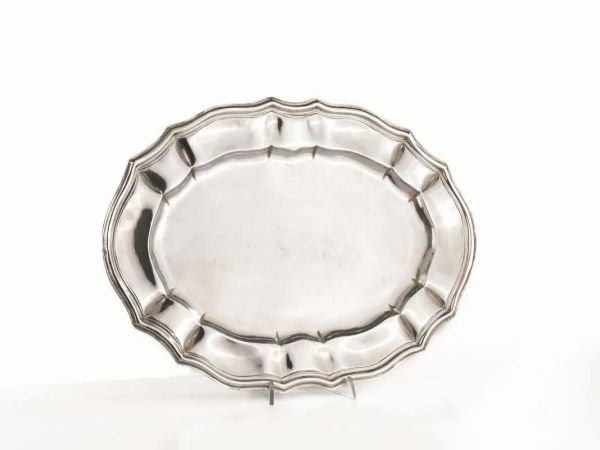 Vassoio, sec. XX,  in argento di forma ovale con bordo sagomato, cm 50x36, g 920