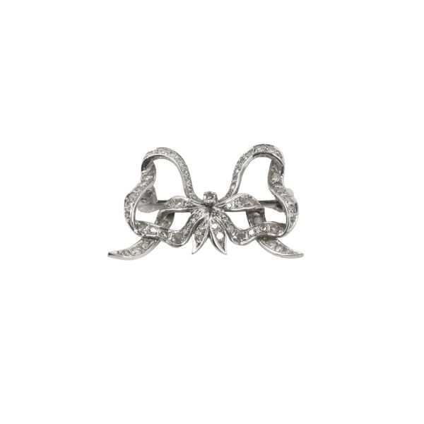 



BOW-SHAPED DIAMONDS BROOCH IN ORO BIANCO 18KT