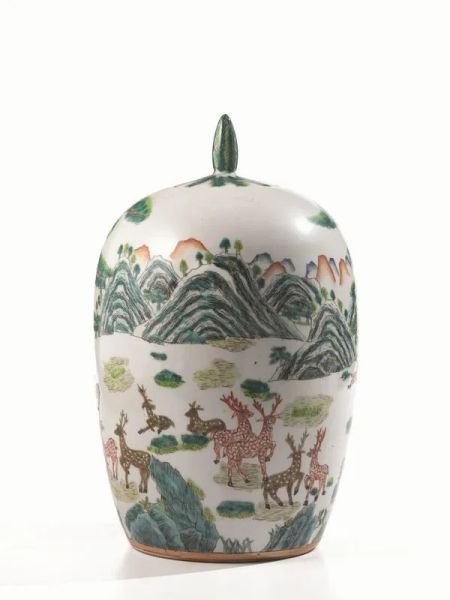 Potiche con coperchio, Cina Periodo Repubblicana, decorata a motivi di cervi in bosco, reca marchio Qianlong, alt. cm 33,5