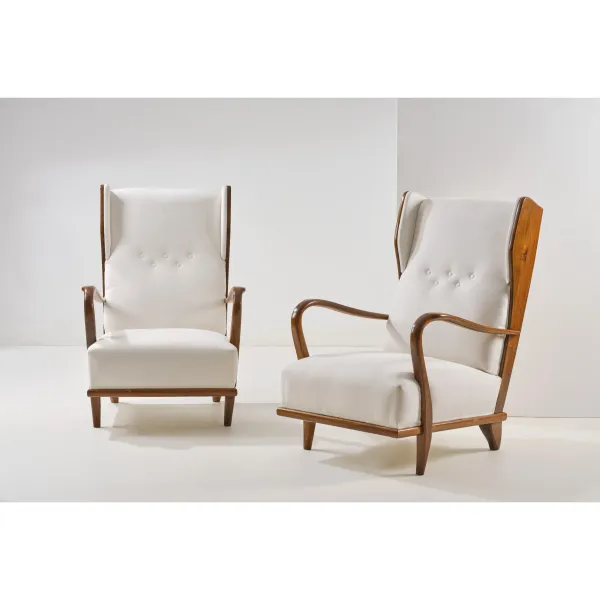 



A COUPLE OF ARMCHAIRS, WOODEN STRUCTURE, WHITE FABRIC UPHOLSTERY 