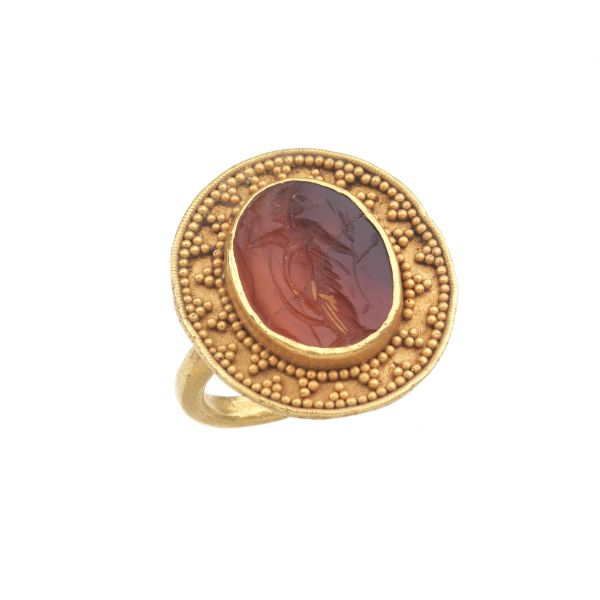 ARCHAEOLOGICAL STYLE HARD STONE RING IN 18KT YELLOW GOLD