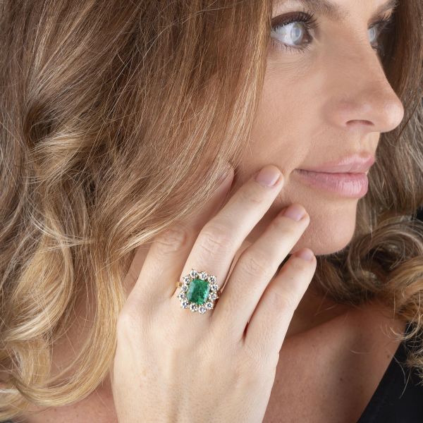 ANELLO A MARGHERITA CON SMERALDO E DIAMANTI