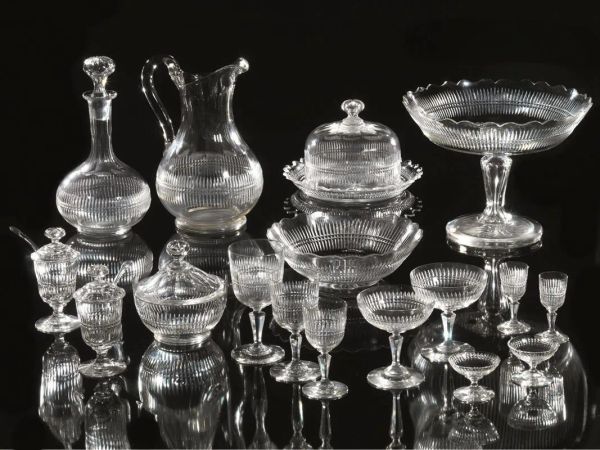 Servito di bicchieri, Baccarat, sec. XX e due alzate in cristallo molato, composto di centoventisei pezzi, le due alzate e una bowl per dolci con lievi scheggiature sul bordo (128)