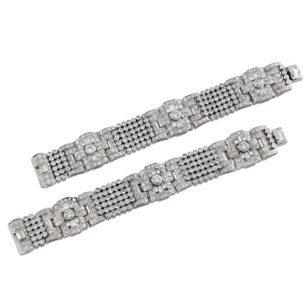 



PAIR OF DIAMOND BAND BRACELETS IN PLATINUM AND 18KT WHITE GOLD