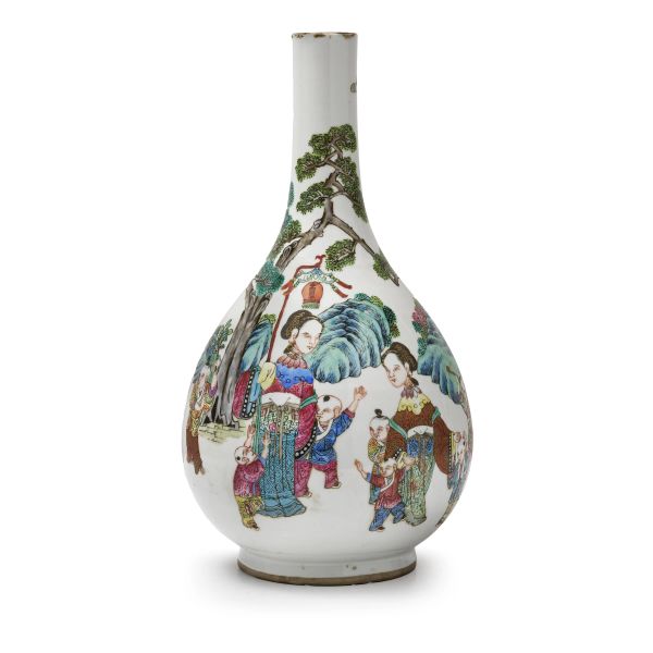 



A FAMILLE ROSE PORCELAIN BOTTLE VASE, CHINA, QING DYNASTY, 19TH CENTURY