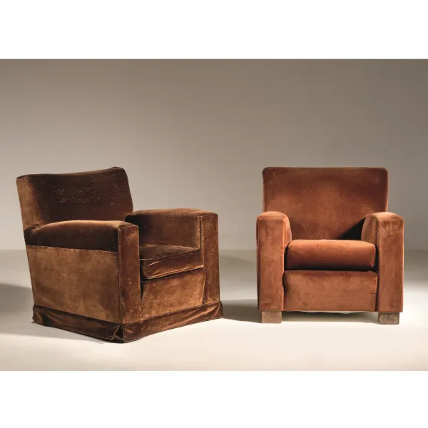 



A COUPLE OF ARMCHAIRS, BROWN FABRIC UPHOLSTERY 