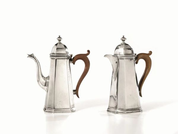  Due caffettiere, Londra, inizi sec. XX , in argento, di forma tronconica, una con becco configurato a cigno, manici a doppia voluta, alt. cm 20, g 820 (2)