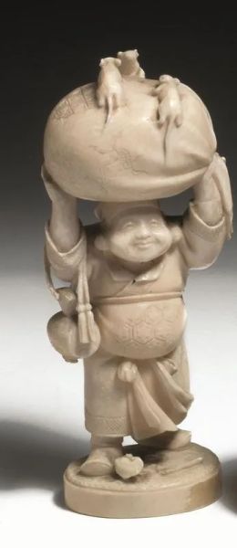 Okimono, inizi Giappone sec. XX, in avorio, raffigurante un uomo reggente un sacco sormontato da tre topolini, alt. cm 12