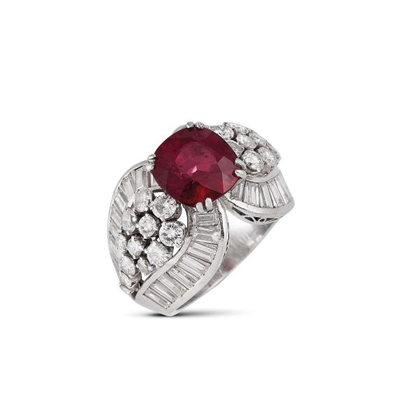 



RUBY AND DIAMOND RING IN PLATINUM