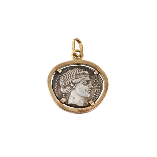 



18KT YELLOW GOLD CHARM WITH A COIN 