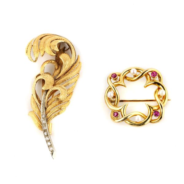 TWO BROOCHES IN 18KT YELLOW GOLD
